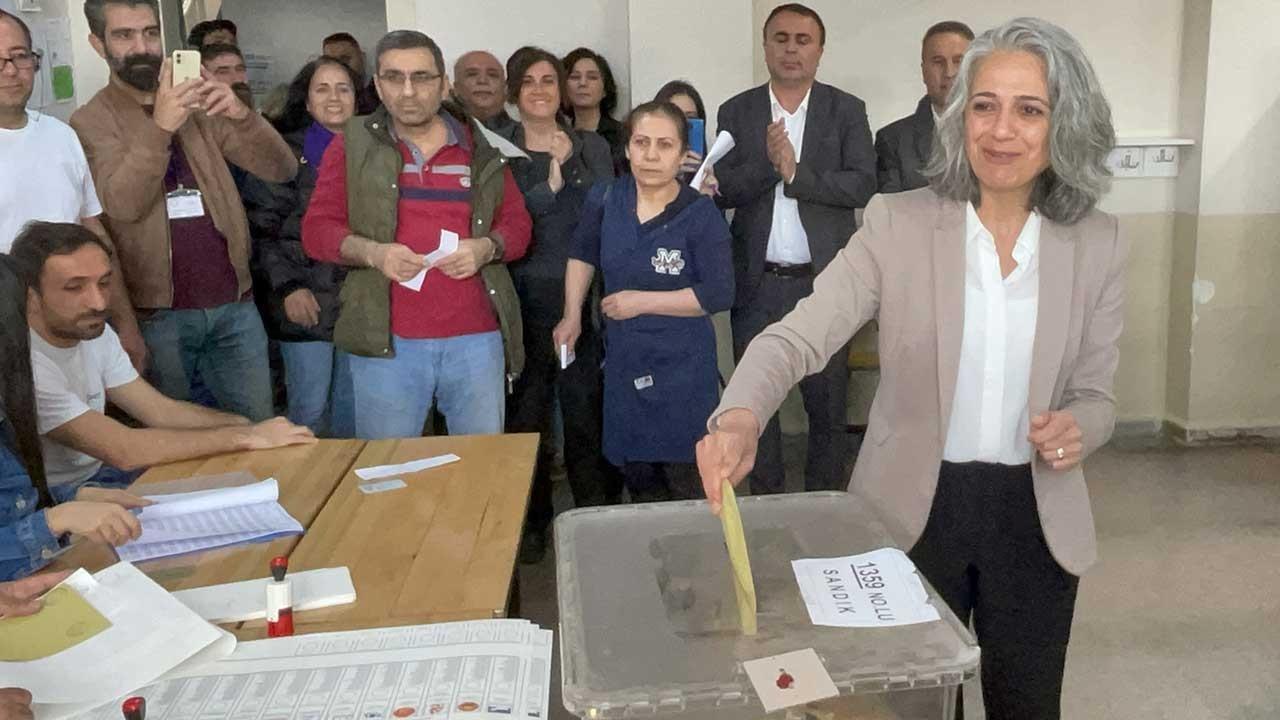 Yeşil Sol Parti Eş Sözcüsü Uçar, İstanbul'da oyunu kullandı