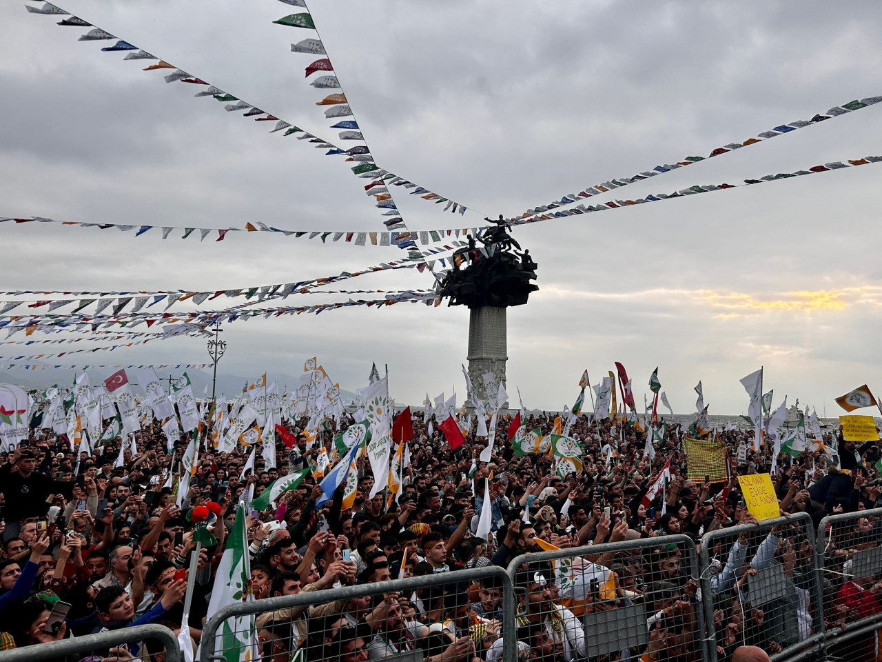 Yeşil Sol Parti finali İzmir'de yaptı: 15 Mayıs sabahı bulutlar dağılacak, bahar gelecek