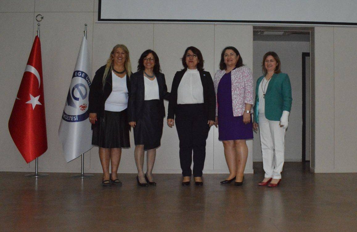 50 Yıl Önce Mezun Olan Hemşireler Sempozyumda Gençlerle Buluştu