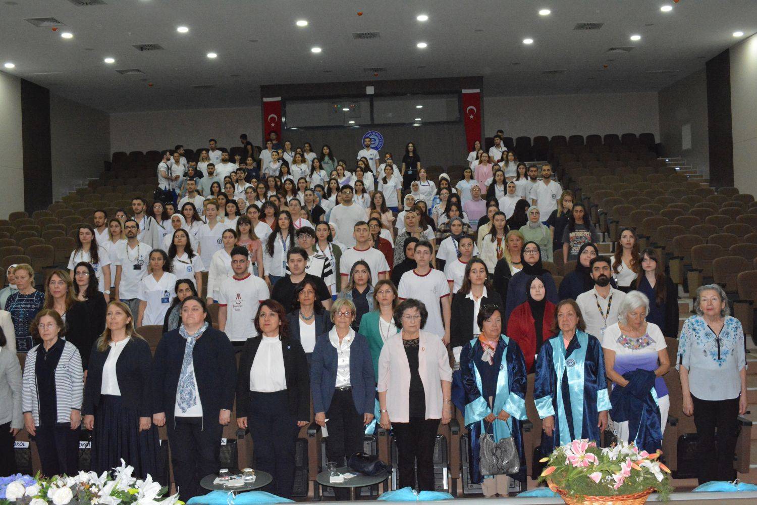 50 Yıl Önce Mezun Olan Hemşireler Sempozyumda Gençlerle Buluştu