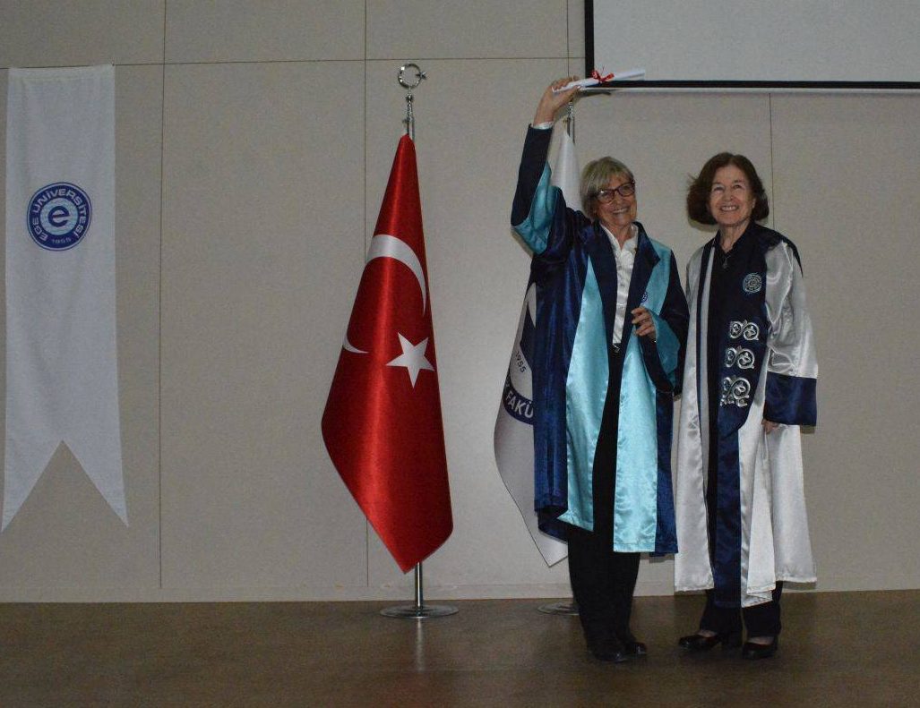 50 Yıl Önce Mezun Olan Hemşireler Sempozyumda Gençlerle Buluştu