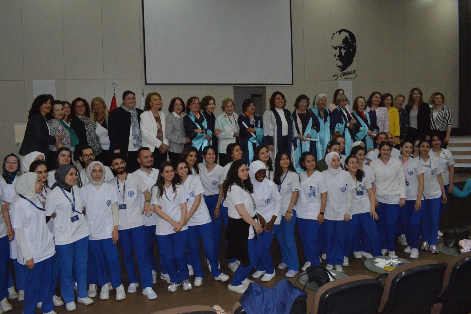 50 Yıl Önce Mezun Olan Hemşireler Sempozyumda Gençlerle Buluştu