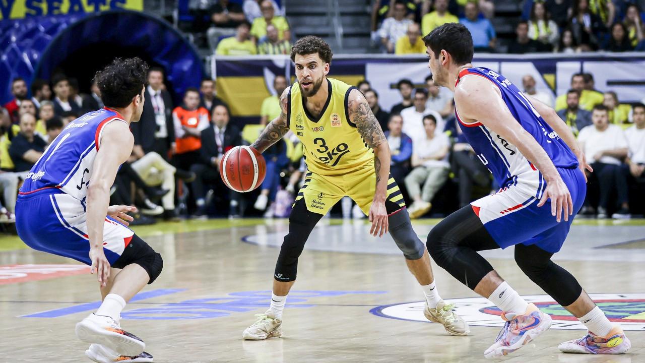 Anadolu Efes, Fenerbahçe'yi son saniye üçlüğüyle yendi
