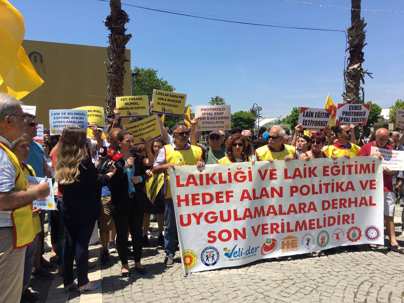 Okullarda İmam Görevlendirmesi Uygulaması İzmir’de Protesto Edildi!
