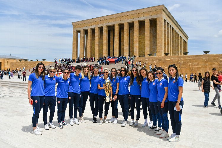 Şampiyonluk kupası Ata’nın huzurunda