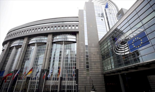 Avrupa Parlamentosu'ndaki yolsuzluk soruşturmasında iki milletvekilinin ofisi arandı