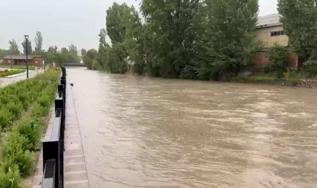 Başkentte sağanak ve dolu: Ankara Çayı tam kapasiteye ulaştı