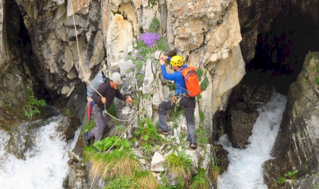 Uludağ'da kar sularının eridiği mağarada adrenalin yaşadılar