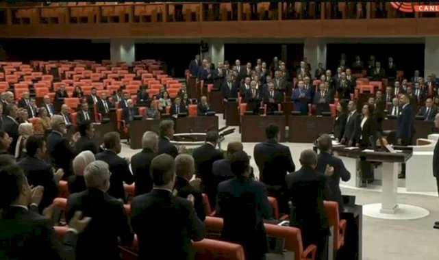 Yemin töreni sırasında ayağa kalkmayan muhalefet milli iradeye bir kez daha saygı göstermedi