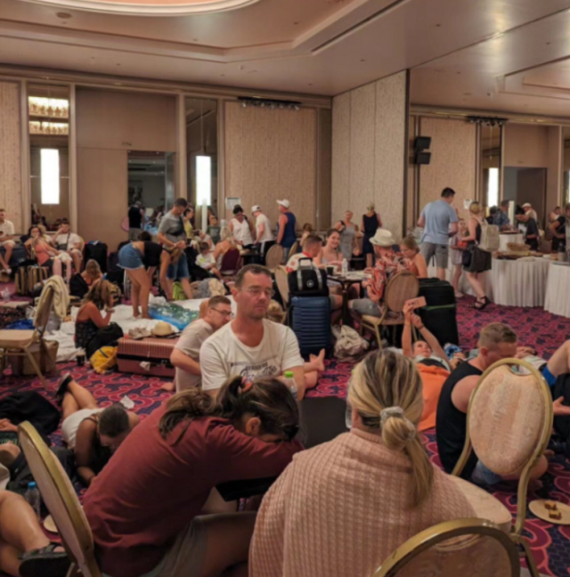 6 gündür alevlerle mücadele eden Rodos Adası'ndaki Türk vatandaşları tahliye edildi