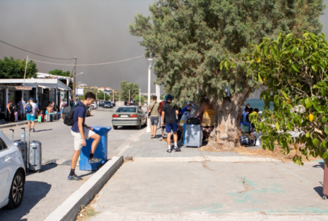 6 gündür alevlerle mücadele eden Rodos Adası'ndaki Türk vatandaşları tahliye edildi