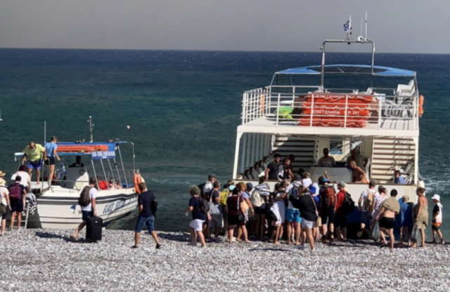 6 gündür alevlerle mücadele eden Rodos Adası'ndaki Türk vatandaşları tahliye edildi