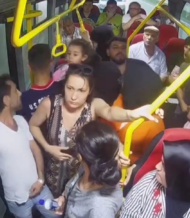 Bergüzar Korel'den "Çarşafın bana değiyor, tiksiniyorum sizden" diyen kadına anında tepki!