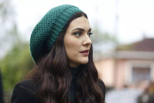 Bergüzar Korel'den "Çarşafın bana değiyor, tiksiniyorum sizden" diyen kadına anında tepki!