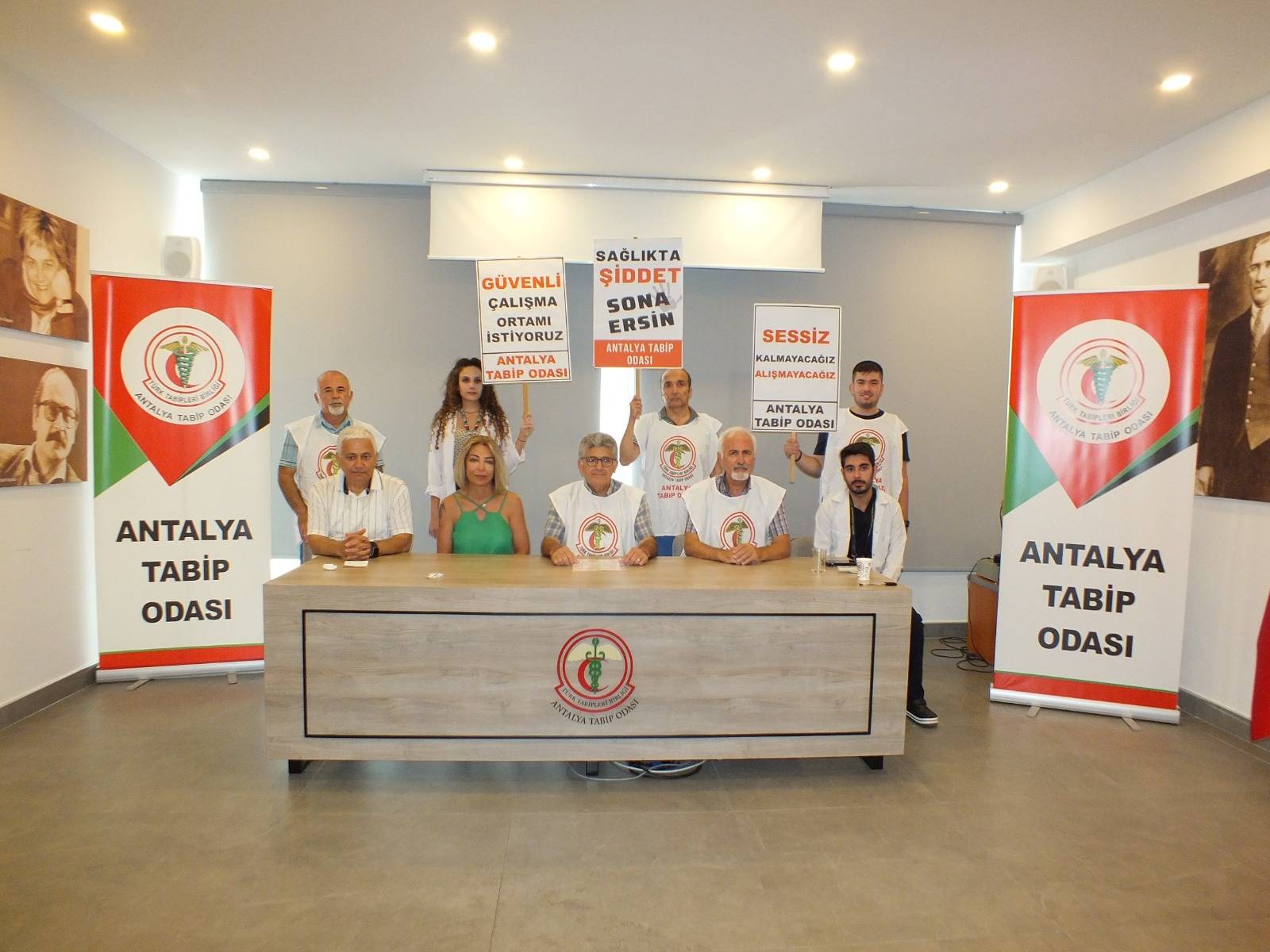 Dr. Ekrem Karakaya Anmasında, Hekimlerden ‘Sağlıkta Şiddet’ Hatırlatması!