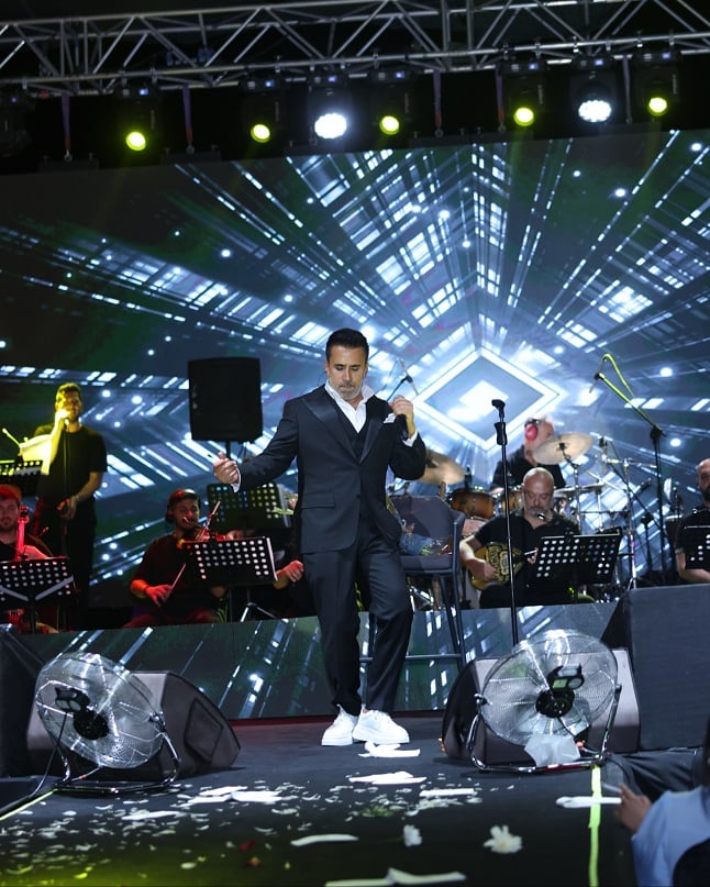 Emrah 15 yıl sonra sahneye çıktı. Mesajlara fazla dayanamadı