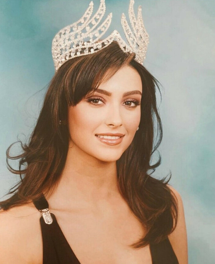 Estetik iddialarına yanıt veren Özge Ulusoy güzellik sırrını açıkladı: Su içiyorum