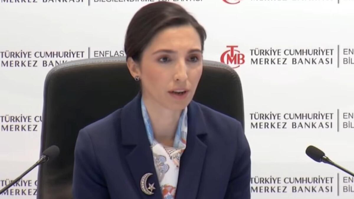 Hafize Gaye Erkan'ın sunumunda ay yıldızlı broş detayı dikkat çekti