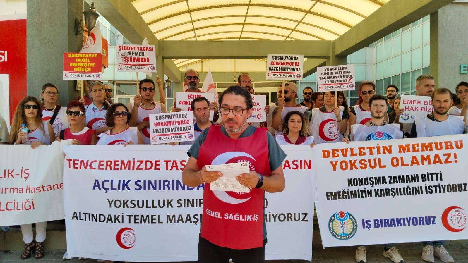 İş Bırakan Sağlık Çalışanlarından Mesaj: “Devletin Memuru Yoksul Olamaz!”