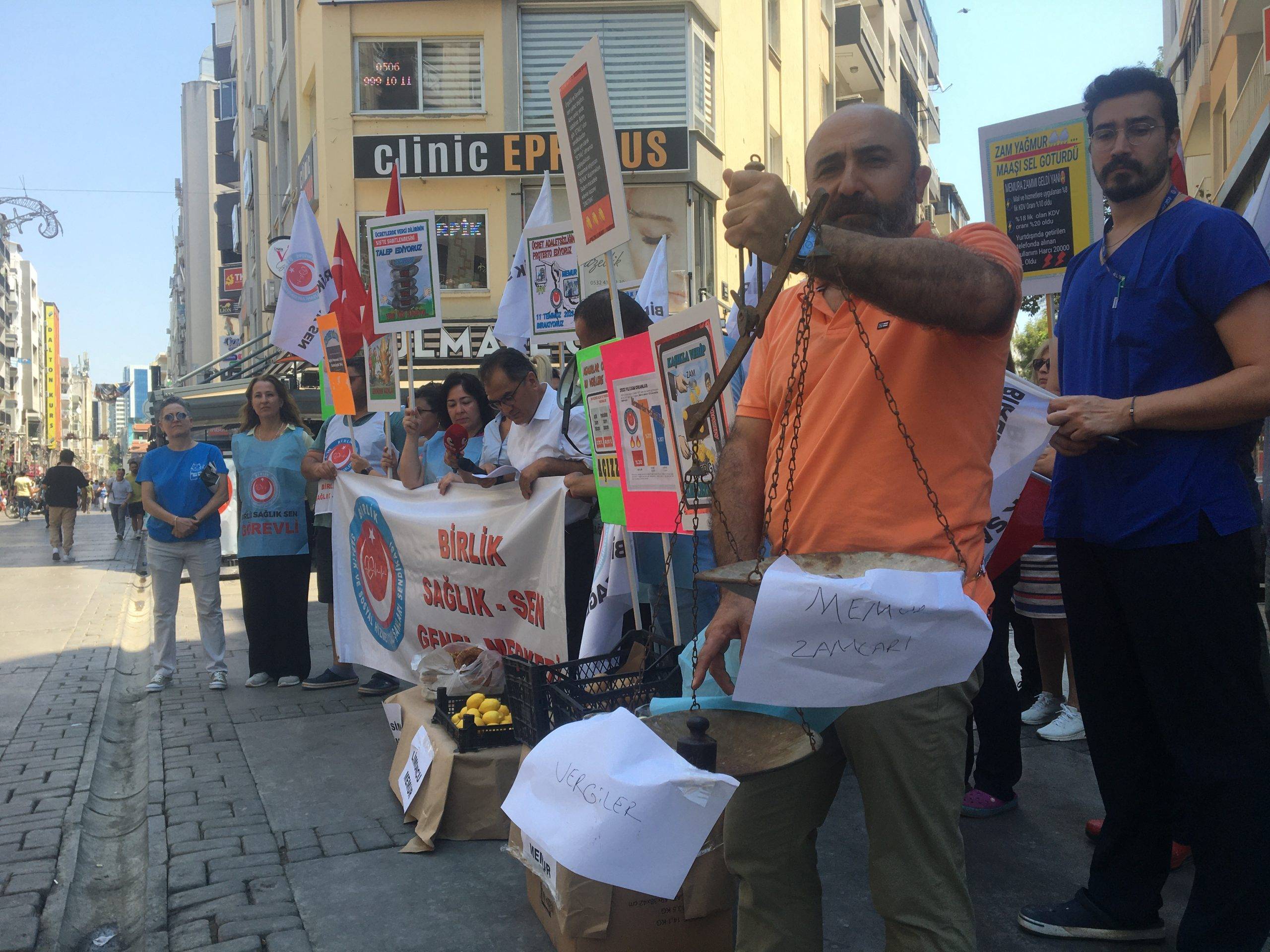 İş Bırakan Sağlık Memurlarından Patates, Soğanlı Protesto!
