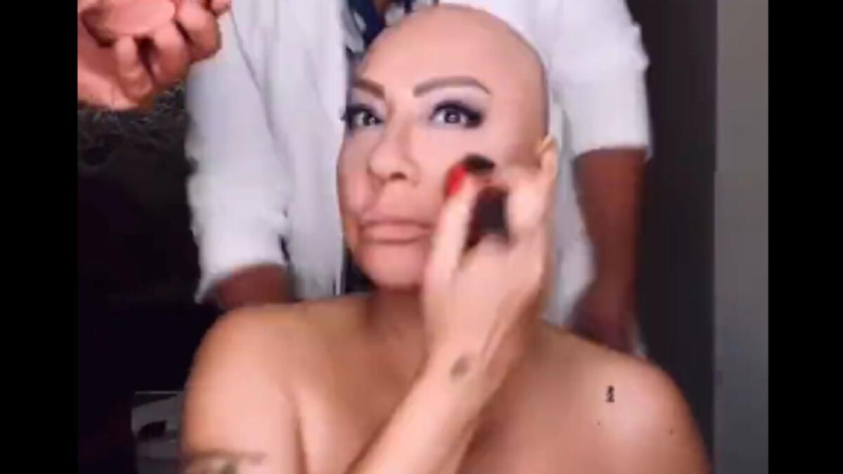 Saçları dökülen Işın Karaca, sahneye hazırlandığı anları paylaştı