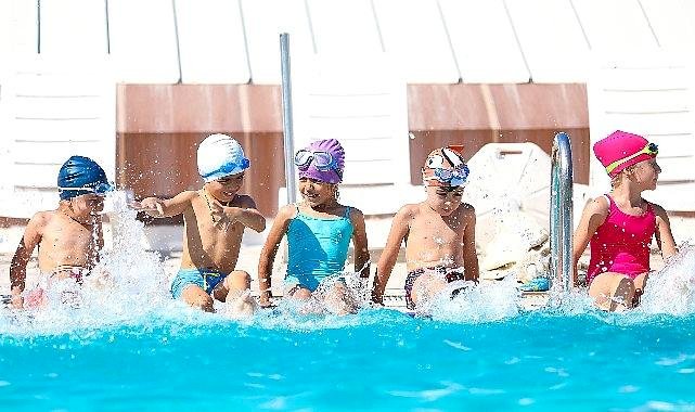 Bayraklı Belediyesinin yüzme havuzuna büyük ilgi