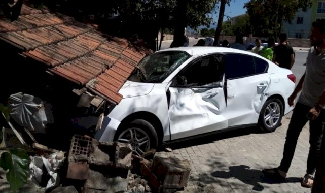 Bursa'da kamyonla çarpışan otomobil bahçeye girdi