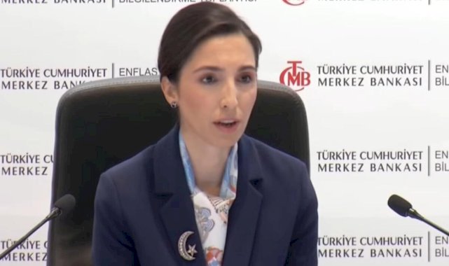 Hafize Gaye Erkan'ın sunumunda ay yıldızlı broş detayı dikkat çekti