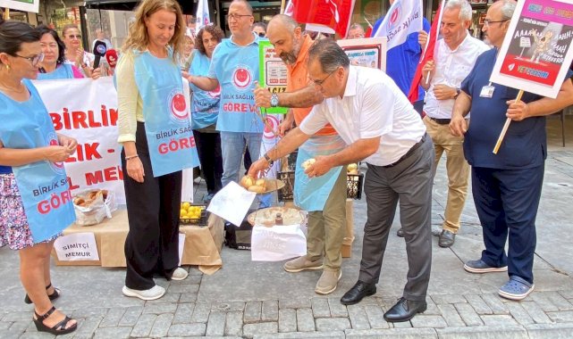 İş Bırakan Sağlık Memurlarından Patates, Soğanlı Protesto!