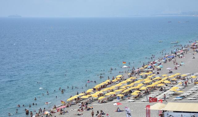 Antalya'da nem oranı yüzde 75'e ulaştı! Sahiller doldu taştı