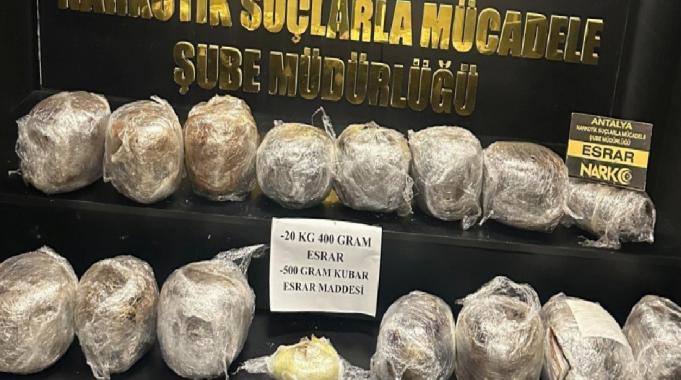 Antalya&#039;ya valizlerle sokulmaya çalışılan 51 kilo esrar yakalandı