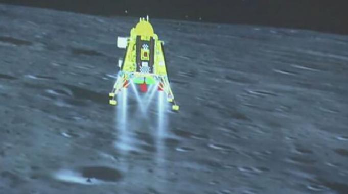 Ay&#039;ın güney kutbuna şimdiye kadarki ilk dokunuşu izleyin: Hindistan&#039;ın aracı yüzeye böyle indi