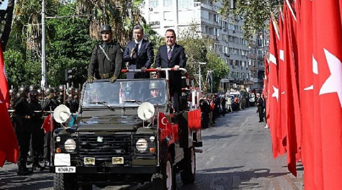 Büyük Zafer Antalya&#039;da coşkuyla kutlanıyor