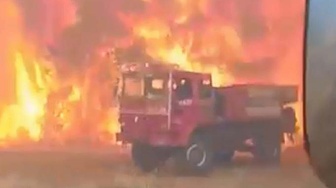 Çanakkale&#039;de arazözle alevlerin arasında kalan orman işçisinin zor anları