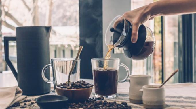 Çok kahve tüketenler, günde ne kadar su içmeli?