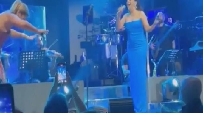 Demet Akalın, düet yaptığı Ebru Gündeş'in önünde saygıyla eğildi