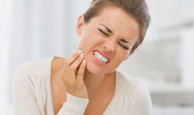 Diş ağrısına karşı mucize gibi karışım! Bir çay kaşığı yetiyor...