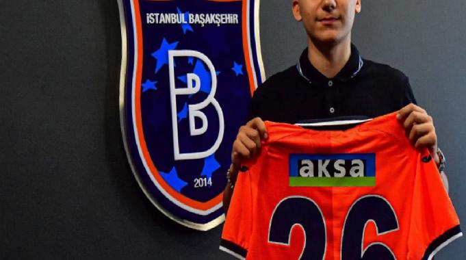 Emirhan İlkhan resmen Başakşehir'de