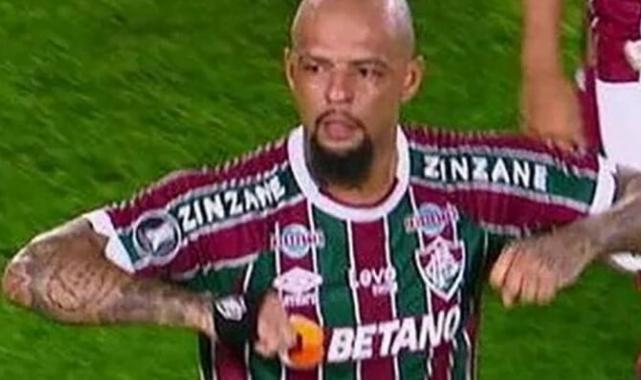 Felipe Melo, tavuk taklidi yaptığı için para cezası aldı