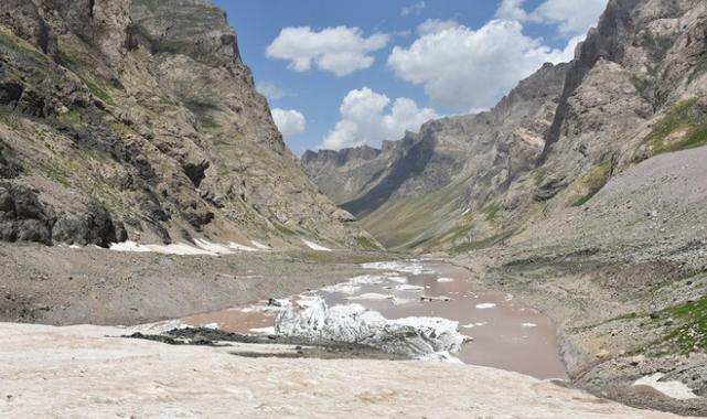 Hakkari'deki Cilo Dağları'nda buzullar eriyor