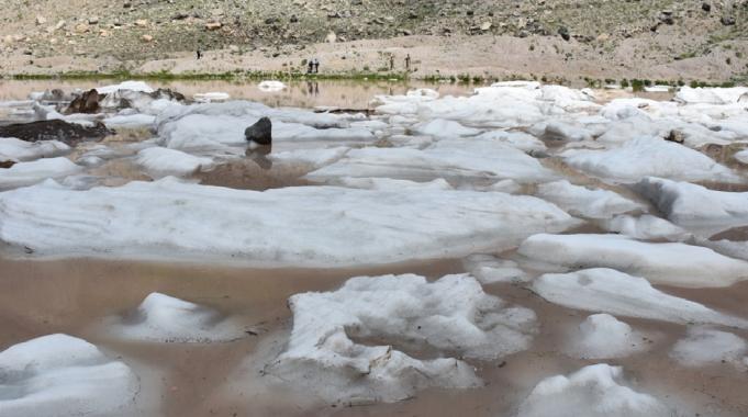 Hakkari'deki Cilo Dağları'nda buzullar eriyor