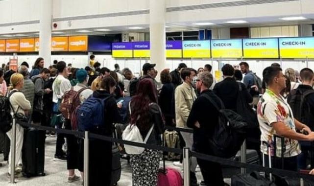 İngiltere'de uçuşlarda teknik aksaklık nedeniyle aksamalar yaşanıyor