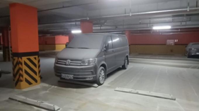 İstanbul&#039;da katlı otoparktaki araçların üzerine yangın tüpü sıkıldı