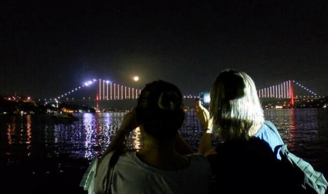 İstanbul'da Mavi Ay kendini gösterdi