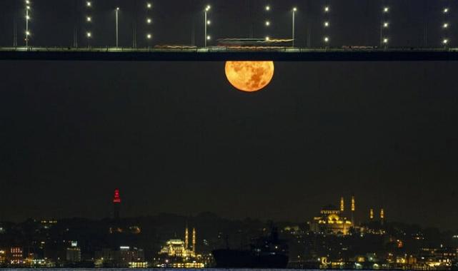 İstanbul'da Mavi Ay kendini gösterdi