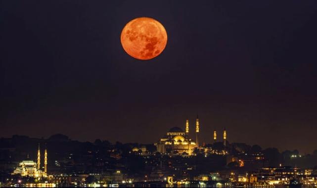 İstanbul'da Mavi Ay kendini gösterdi