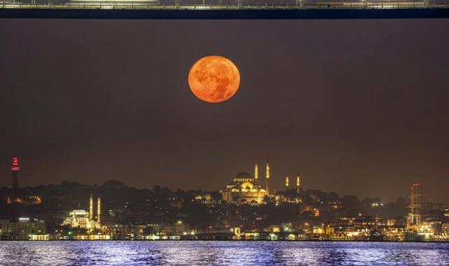İstanbul'da Mavi Ay kendini gösterdi
