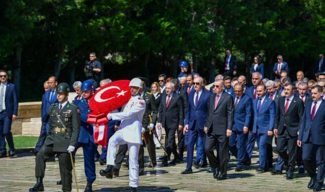 Kemal Kılıçdaroğlu Anıtkabir'e gitti