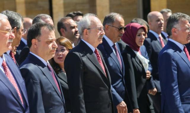 Kemal Kılıçdaroğlu Anıtkabir'e gitti