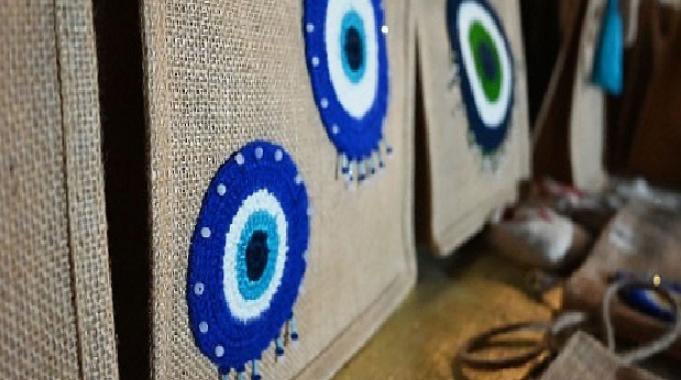 Kemer'de ev hanımları üretmeye devam ediyor